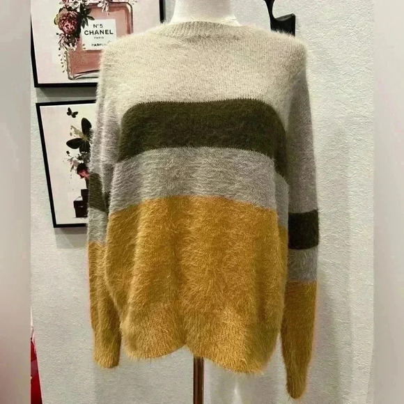 WOVEN HEART Striped Colorblock Fuzzy Sweater Size Small Women - Picture 3 of 7